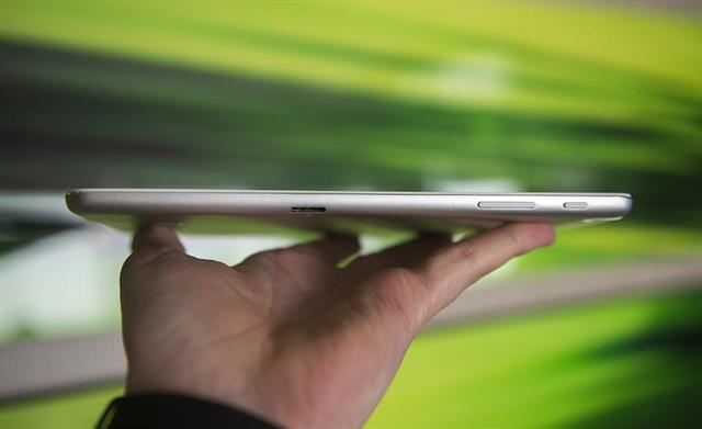 Cạnh phải có bộ đôi phím tăng giảm âm lượng, phím nguồn và khe microSD