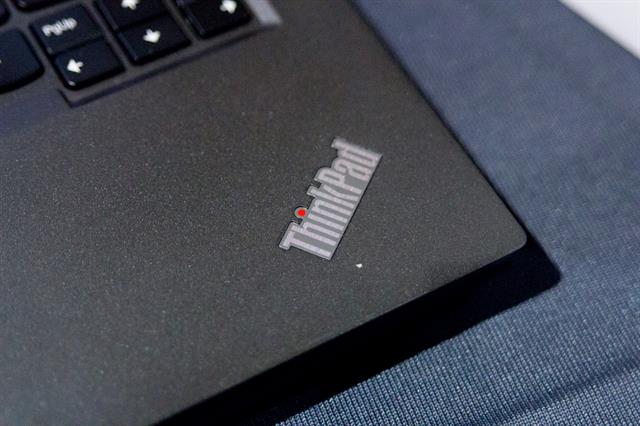 Cận cảnh bàn phím của Ultrabook Lenovo ThinkPad X1 Carbon 2014 tại CES 2014