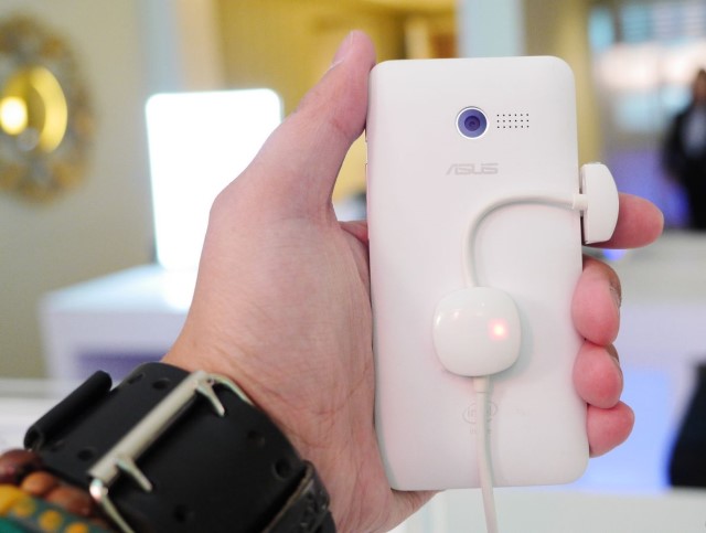 Camera 5MP với đèn flash LED