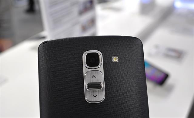 Các phím vật lý nằm kề cạnh cụm camera chính phía sau và kế bên là đèn LED Flash