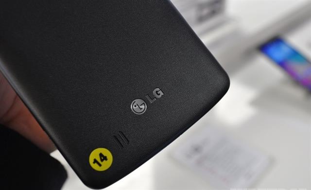Logo thương hiệu LG và dải loa ngoài