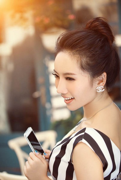 Kiều nữ xinh đẹp gợi cảm bên smartphone Meizu