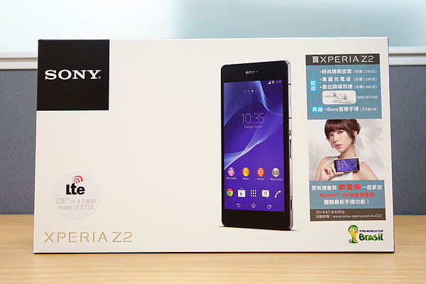 Mở hộp Xperia Z2 sắc tím với nhiều phụ kiện đặc sắc kèm theo