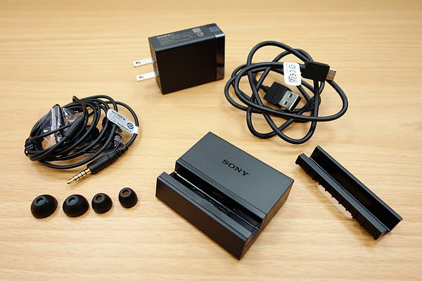 Trọn bộ phụ kiện kèm theo máy, hy vọng các thị trường khác cũng được Sony ưu đãi như thế này