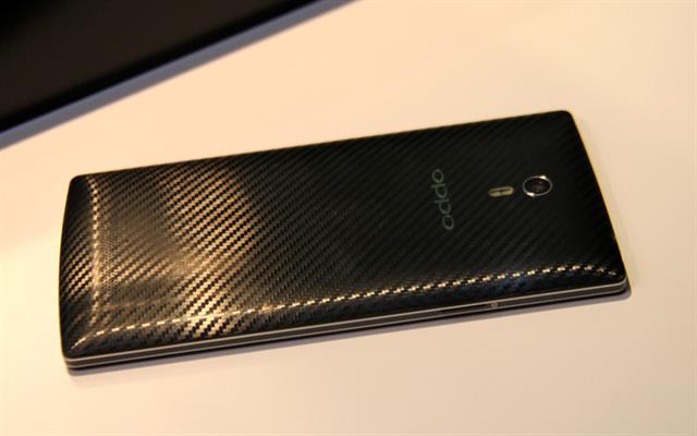 Cận cảnh OPPO Find 7 với sắc đen lịch lãm