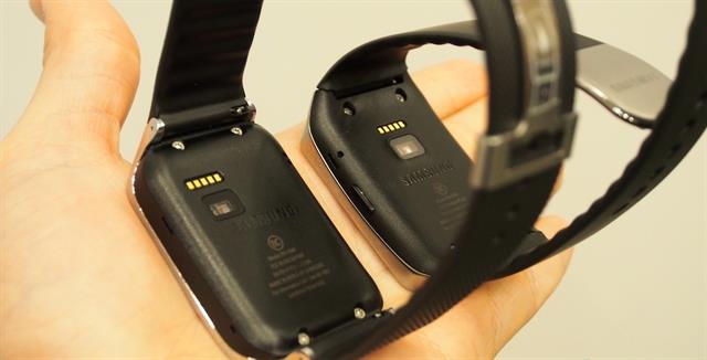 Cận cảnh mặt sau của Gear Live (ảnh trái) và Gear 2 (ảnh phải)