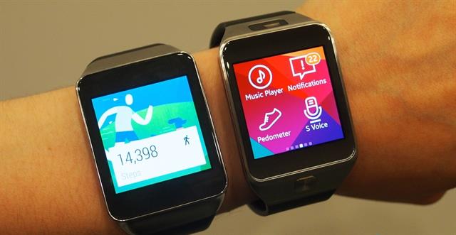 Samsung Gear Live (ảnh trái) đọ dáng cùng Gear 2 (ảnh phải)