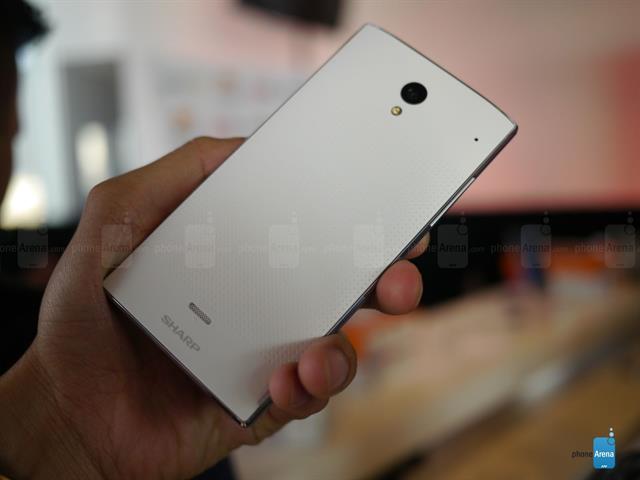 Mặt sau có những chấm tròn tương tự Galaxy S5