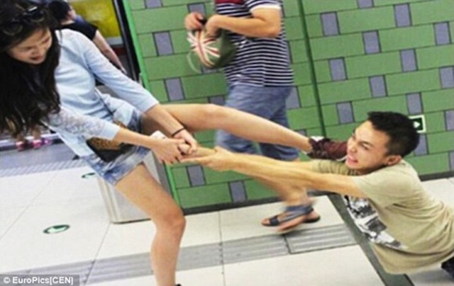 Cô gái tung cước