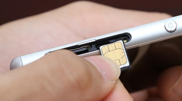 Lắp SIM vào