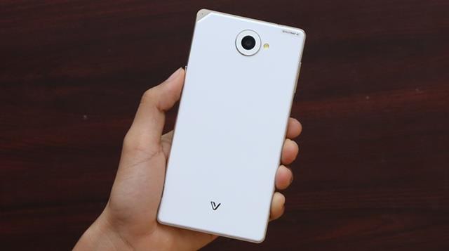 Máy có 2 màu: trắng và đen