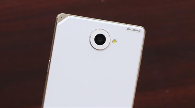 Phần trên của mặt sau có camera chính 13MP (quay video 2160p@30fps) kèm đèn LED Flash trợ sáng