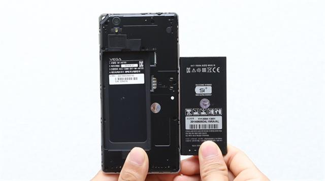 Cuối cùng, Pantech Vega Iron A870S dùng thỏi pin chuẩn Li-Ion dung lượng 2150 mAh