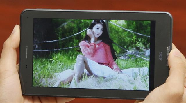 Máy được trang bị màn hình LCD 7 inch (1024 x 600 pixels)