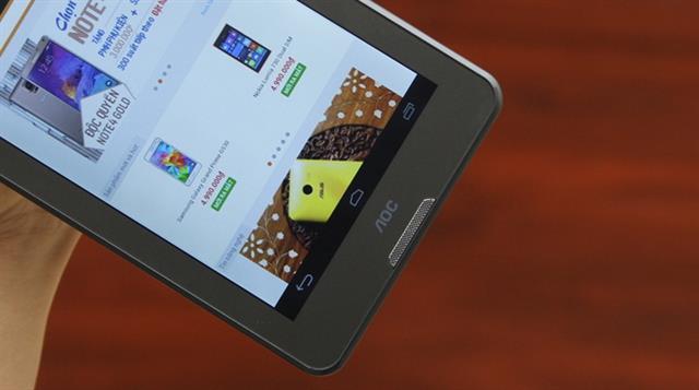 Viền dưới có dải loa ngoài, còn 3 phím điều hướng Android thì nằm chung bên trong hệ điều hành