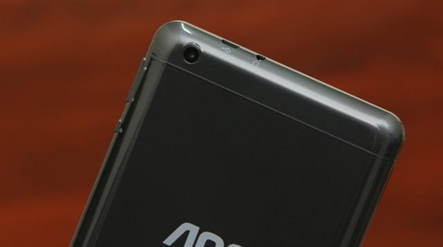 Phần trên của mặt sau có camera chính 2MP