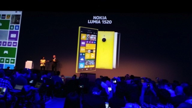 Nokia Lumia 1520 khi được ra mắt ở Dubai
