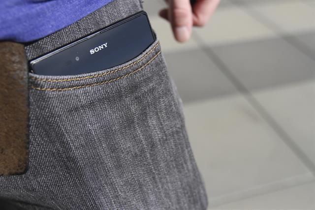 Sony Xperia Z Ultra vẫn có túi quần Jean vừa khổ