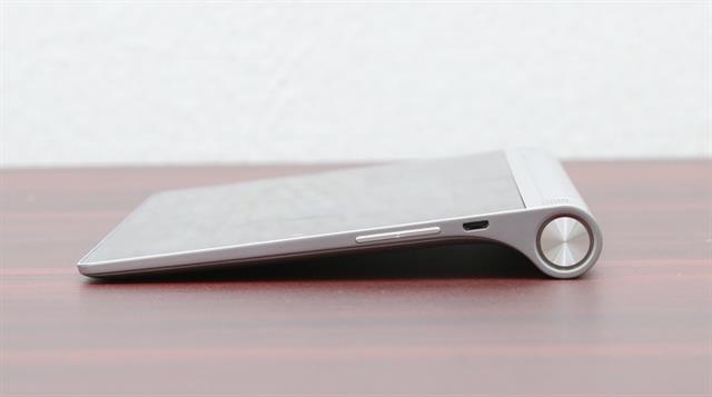 Cạnh trái có phím tinh chỉnh âm lượng, cổng microUSB/ sạc pin và nút nguồn