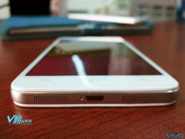 Thiết kế viền khá giống iPhone 4/4S