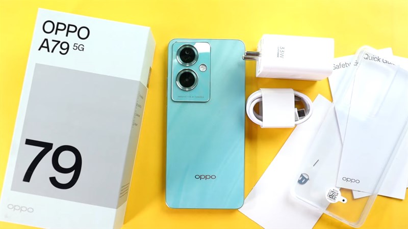 Mặt lưng của OPPO A79 5G được hoàn thiện từ nhựa nhám và thiết bị còn rất nhẹ để cầm nắm