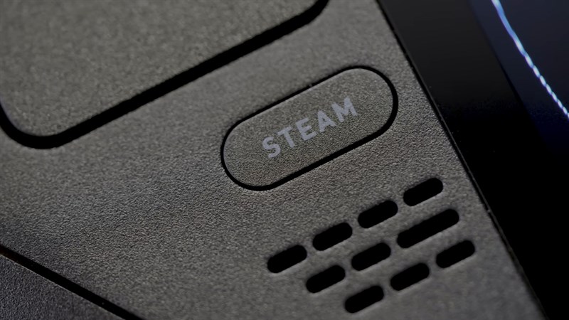 Bề mặt của Steam Deck OLED được hoàn thiện nhám giúp cầm nắm tốt hơn