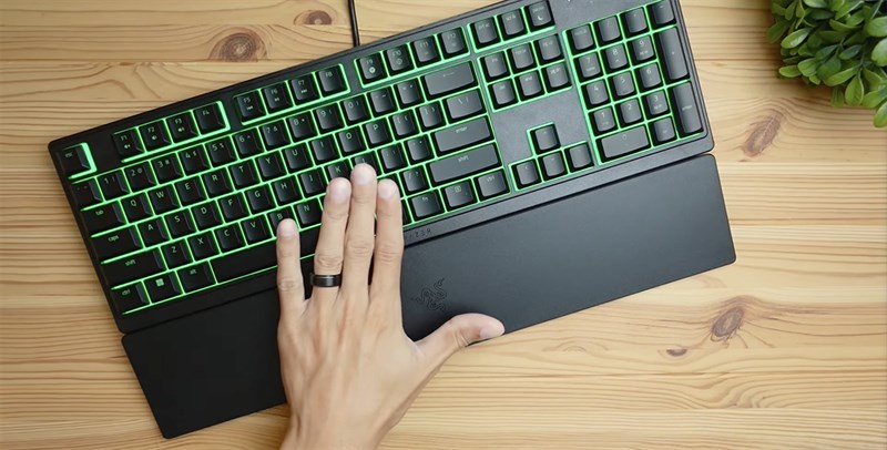 Razer Ornata V3 X sử dụng keycap ABS mịn và được khắc lazer đẹp mắt