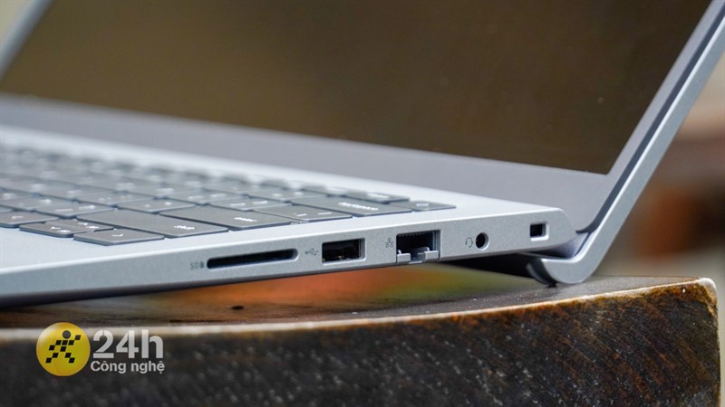 Cạnh phải của Dell Vostro 3430 Cạnh phải của Dell Vostro 3430
