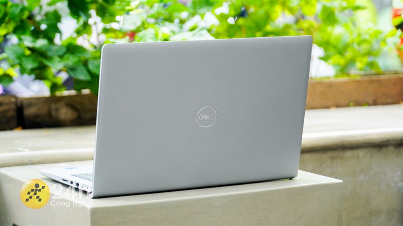 Dell Vostro 3430 còn có kích thước tổng thể rất gọn gàng và nhẹ Dell Vostro 3430 còn có kích thước tổng thể rất gọn gàng và nhẹ