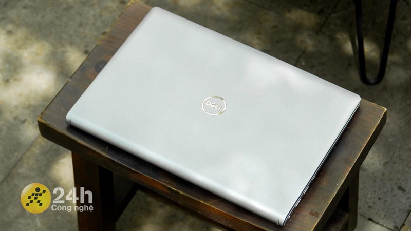Dell Vostro 3430 được hoàn thiện rất chắc chắn nhờ được làm từ nhựa cao cấp Dell Vostro 3430 được hoàn thiện rất chắc chắn nhờ được làm từ nhựa cao cấp