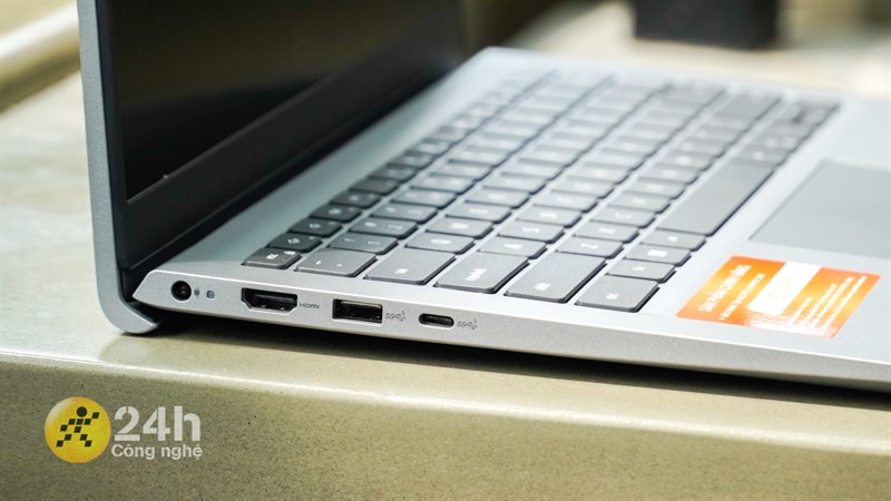 Cạnh trái của Dell Vostro 3430. Cạnh trái của Dell Vostro 3430.