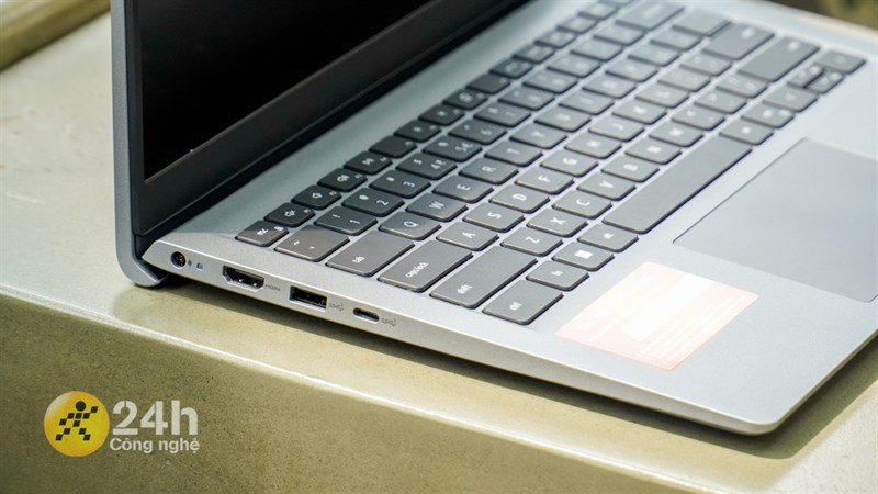 Dell Vostro 3430 còn sử dụng cơ chế bản lề nâng giúp đẩy bàn phím lên cao hơn Dell Vostro 3430 còn sử dụng cơ chế bản lề nâng giúp đẩy bàn phím lên cao hơn