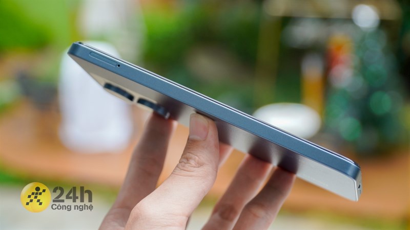 Cạnh trái của máy chứa khe cắm SIM. Cạnh trái của máy chứa khe cắm SIM.
