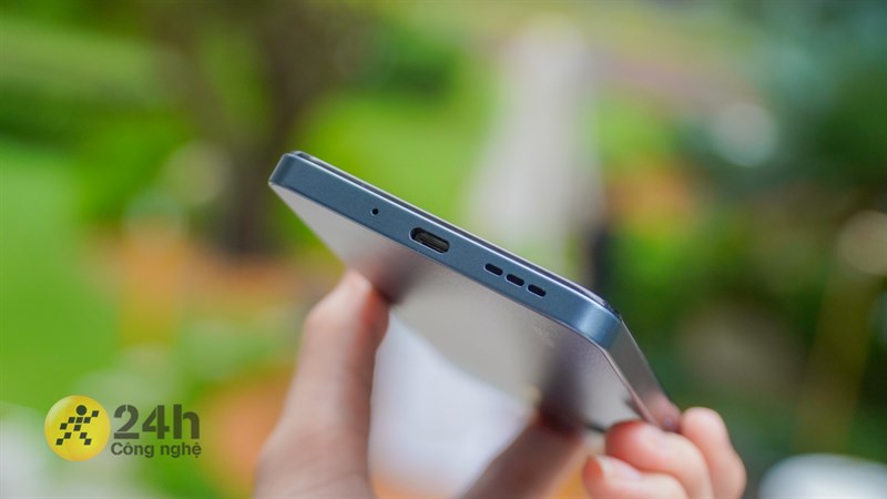 Cạnh đáy chứa mic, cổng sạc USB-C và dải loa. Cạnh đáy chứa mic, cổng sạc USB-C và dải loa.