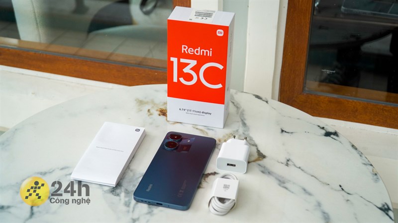Bên trong hộp đựng Redmi 13C còn có đầy đủ những món phụ kiện cần thiết Bên trong hộp đựng Redmi 13C còn có đầy đủ những món phụ kiện cần thiết