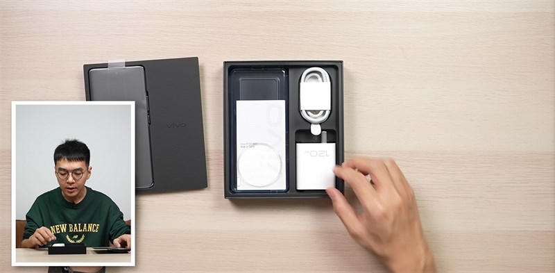 Vivo X100 vẫn được đi kèm với đầy đủ những món phụ kiện cần thiết