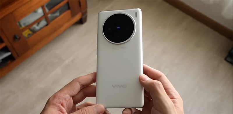 Trải nghiệm cầm nắm Vivo X100 rất thoải mái. Nguồn: 钟文泽