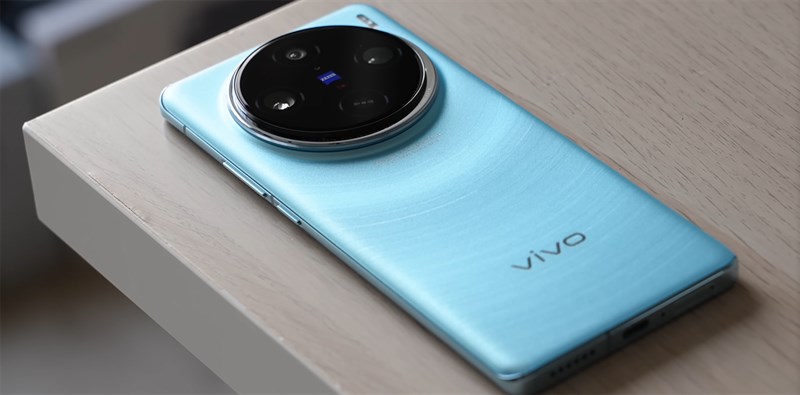 Vivo X100 được thiết kế hơi bo cong nhẹ và bắt mắt hơn thế hệ trước. Nguồn: 钟文泽