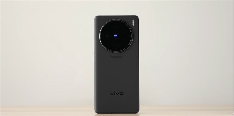 Vivo X100 nổi bật hơn rất nhiều nhờ cụm camera lớn. Nguồn: 钟文泽