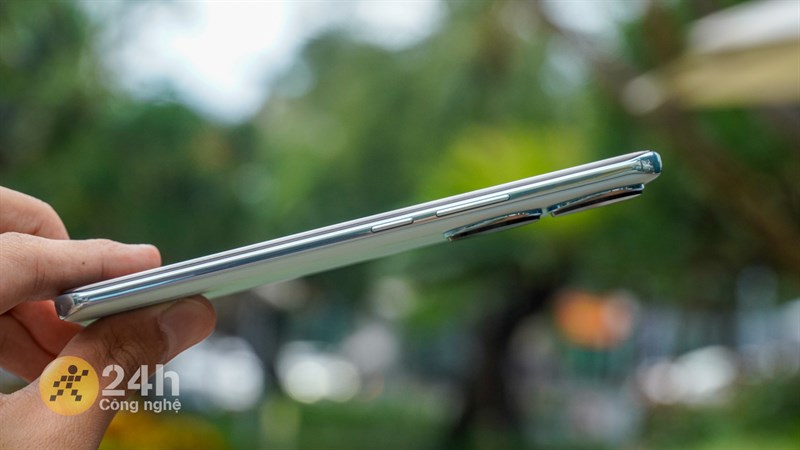 Cạnh phải của Honor 90 chứa nút nguồn và cụm phím tăng giảm âm lượng. Cạnh phải của Honor 90 chứa nút nguồn và cụm phím tăng giảm âm lượng.