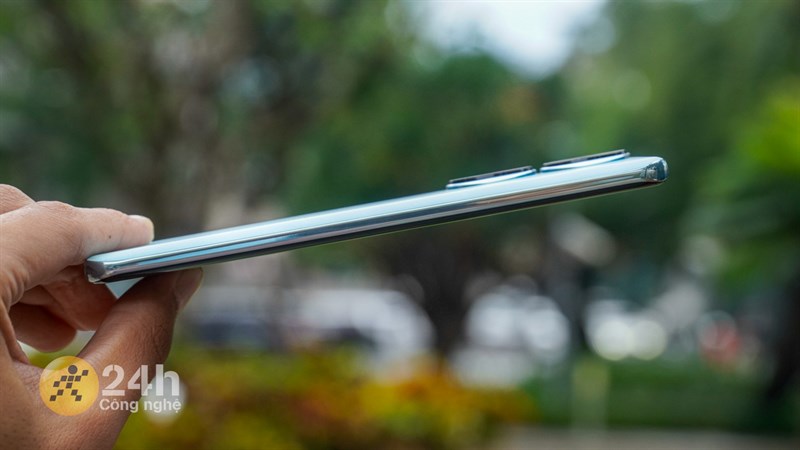 Cạnh trái của Honor 90 không có thêm bất cứ cổng sạc hay nút bấm nào Cạnh trái của Honor 90 không có thêm bất cứ cổng sạc hay nút bấm nào