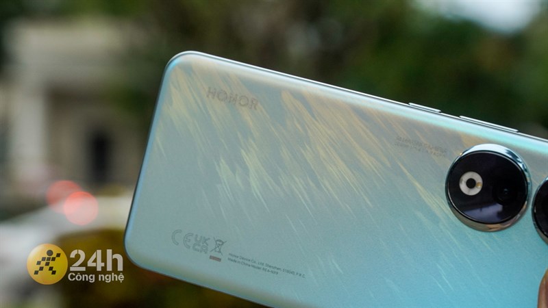 Mặt lưng Honor 90 được thiết kế dạng nhám cùng những đường vân bắt mắt. Mặt lưng Honor 90 được thiết kế dạng nhám cùng những đường vân bắt mắt.