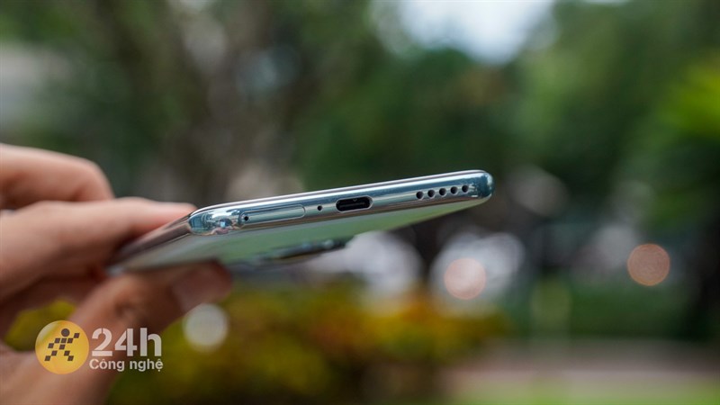 Cạnh đáy của Honor 90 chứa khe cắm SIM, mic, cổng sạc USB-C, dải loa. Cạnh đáy của Honor 90 chứa khe cắm SIM, mic, cổng sạc USB-C, dải loa.