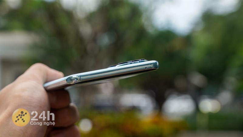 Cạnh trên của Honor 90 chứa mic phụ. Cạnh trên của Honor 90 chứa mic phụ.