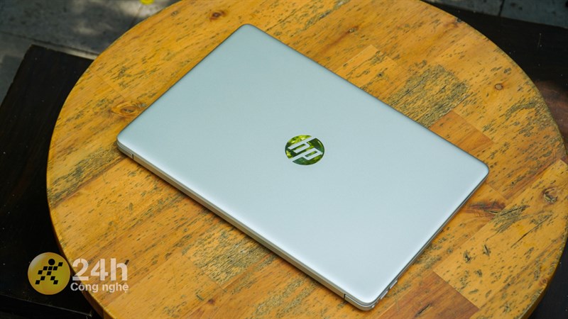 HP 15s fq5229TU có độ dày 17.9 mm và khối lượng 1.69 kg, khá mỏng, nhẹ với một laptop 15.6 inch đấy! HP 15s fq5229TU có độ dày 17.9 mm và khối lượng 1.69 kg, khá mỏng, nhẹ với một laptop 15.6 inch đấy!
