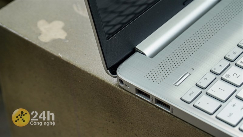 Các cạnh của HP 15s fq5229TU cũng được làm vuông vức giúp máy trông có phần ‘sang’ và đẹp hơn. Các cạnh của HP 15s fq5229TU cũng được làm vuông vức giúp máy trông có phần ‘sang’ và đẹp hơn.