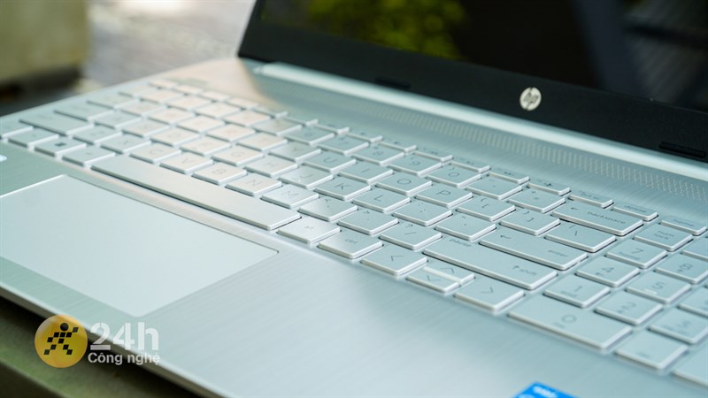 Các thao tác vuốt chạm trên bàn rê chuột của HP 15s fq5229TU cho trải nghiệm mượt mà và phản hồi nhanh chóng. Các thao tác vuốt chạm trên bàn rê chuột của HP 15s fq5229TU cho trải nghiệm mượt mà và phản hồi nhanh chóng.
