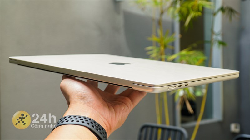 MacBook Air 15 inch M2 còn được bo cong mềm mại ở các góc cạnh