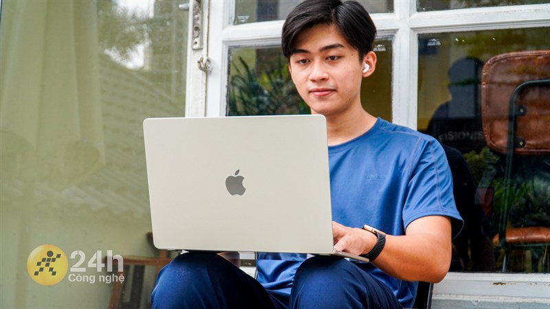 MacBook Air 15 inch M2 còn rất nhẹ để mình thoải mái mang đi bất cứ đâu