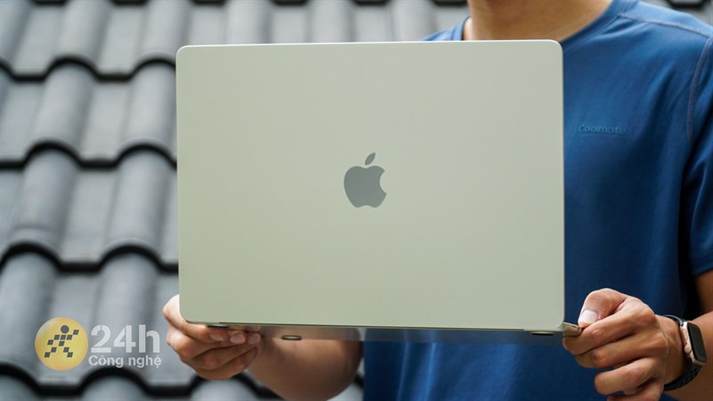 MacBook Air 15 inch M2 dù không có tản nhiệt nhưng vẫn hoạt động mát mẻ.